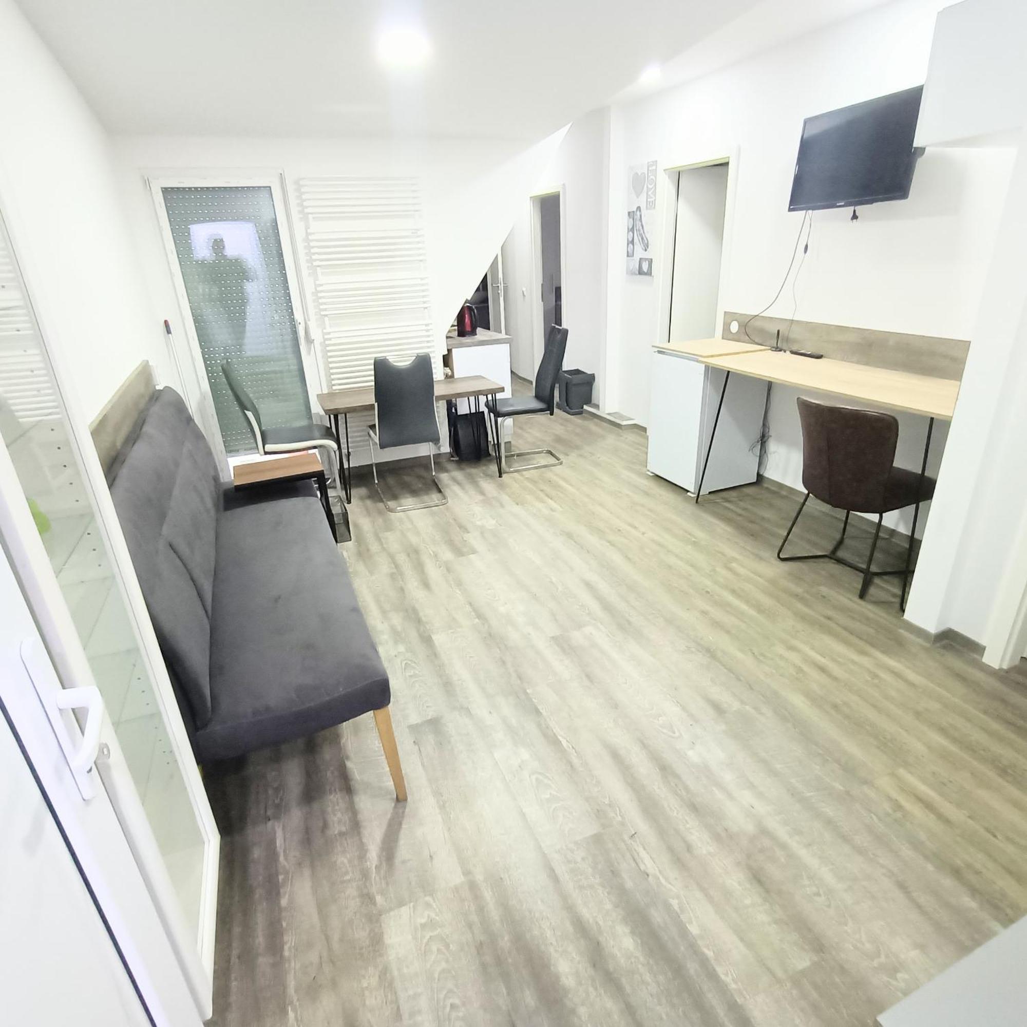 Fmi 9 Accommodation ラウンハイム エクステリア 写真