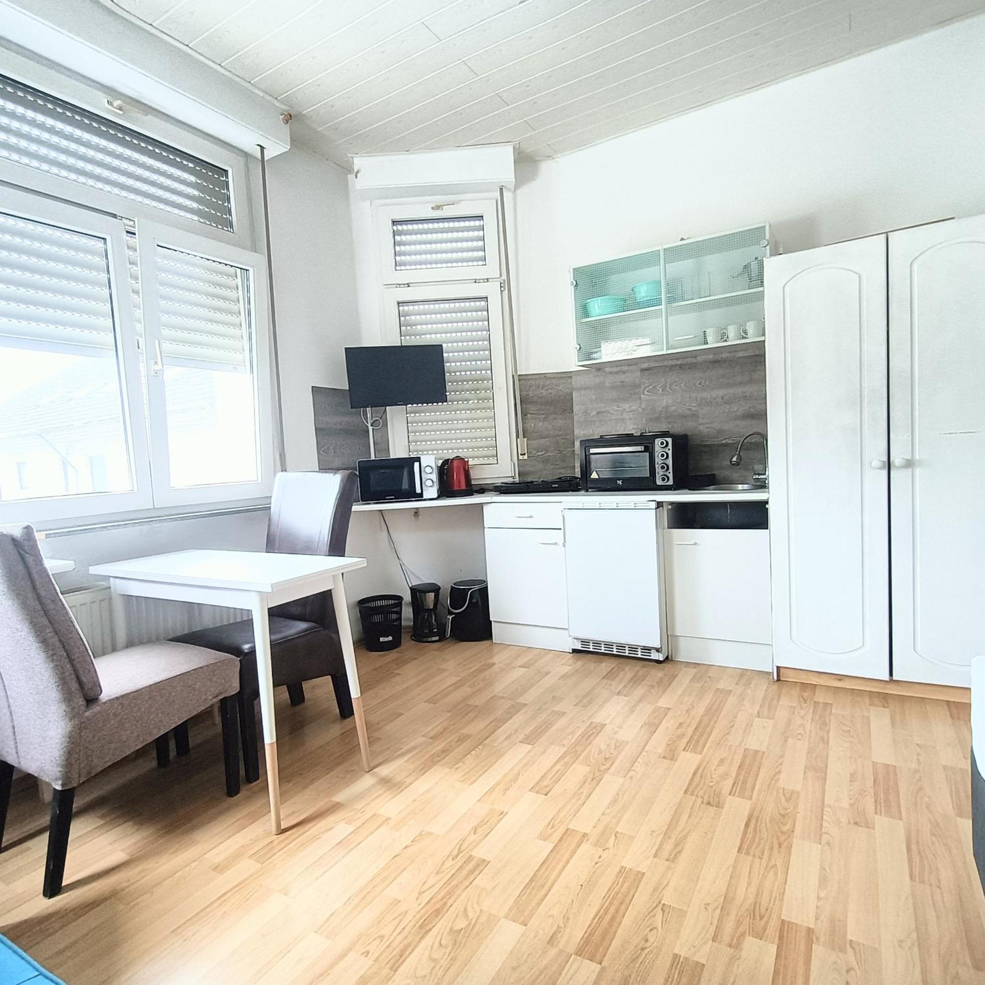 Fmi 9 Accommodation ラウンハイム エクステリア 写真